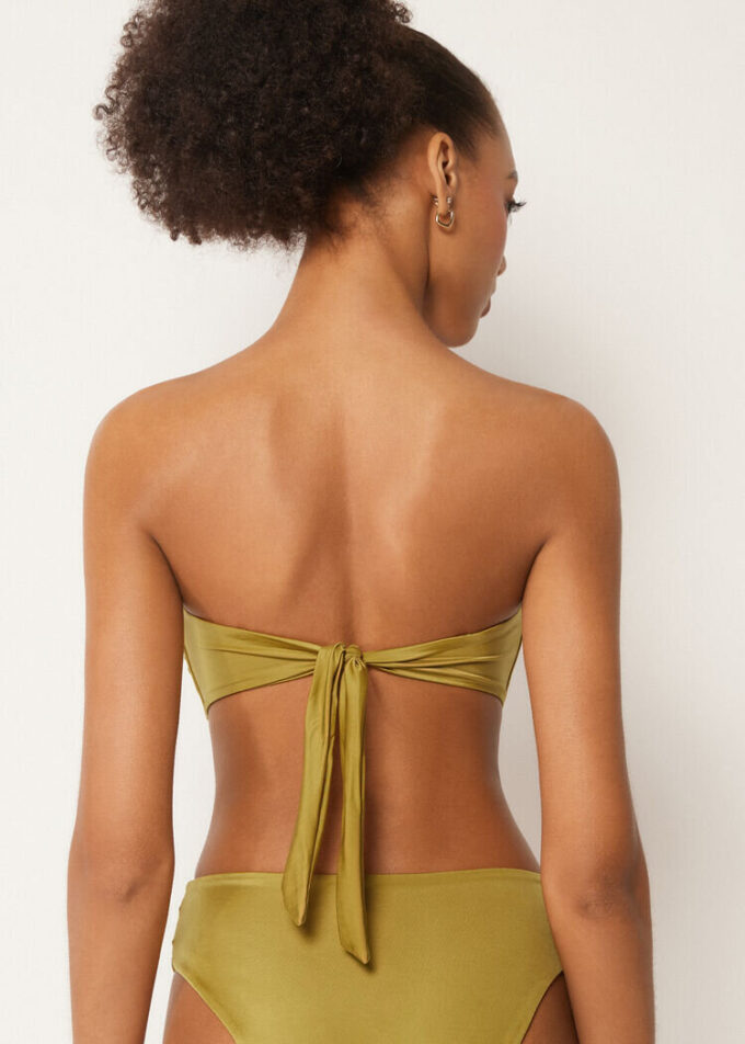 Bandeau-bikinitopp i glansig satin