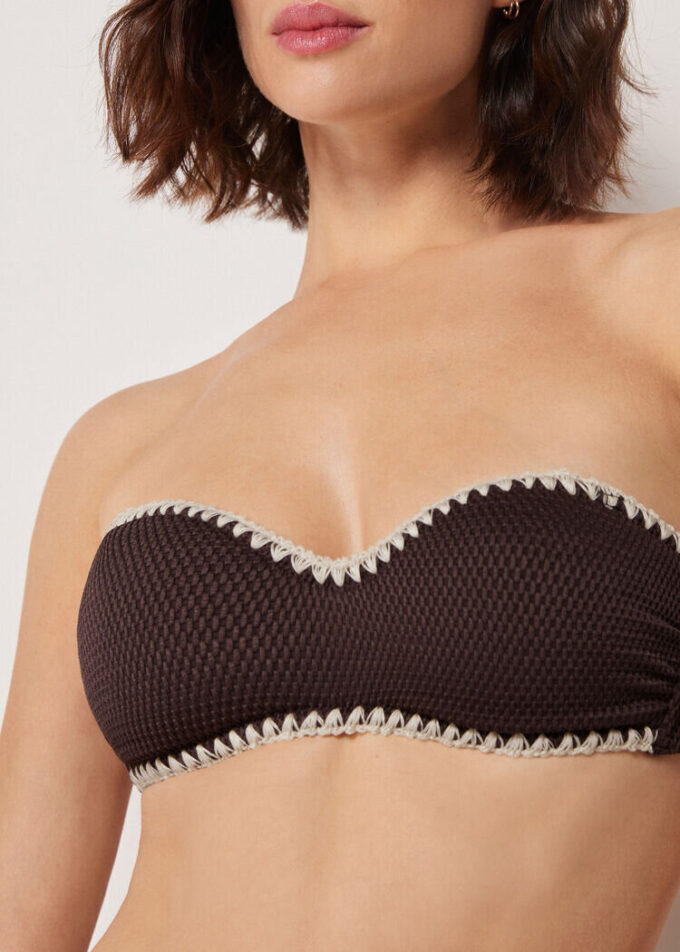 Bandeau-bikinitopp med tvåfärgat broderi