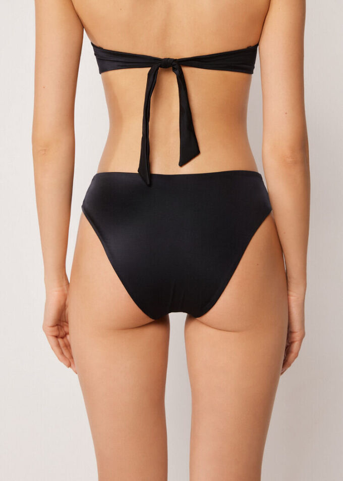 Bikinibotten med hög midja, elegant tvåfärgad Bikinibotten med hög midja, elegant tvåfärgad