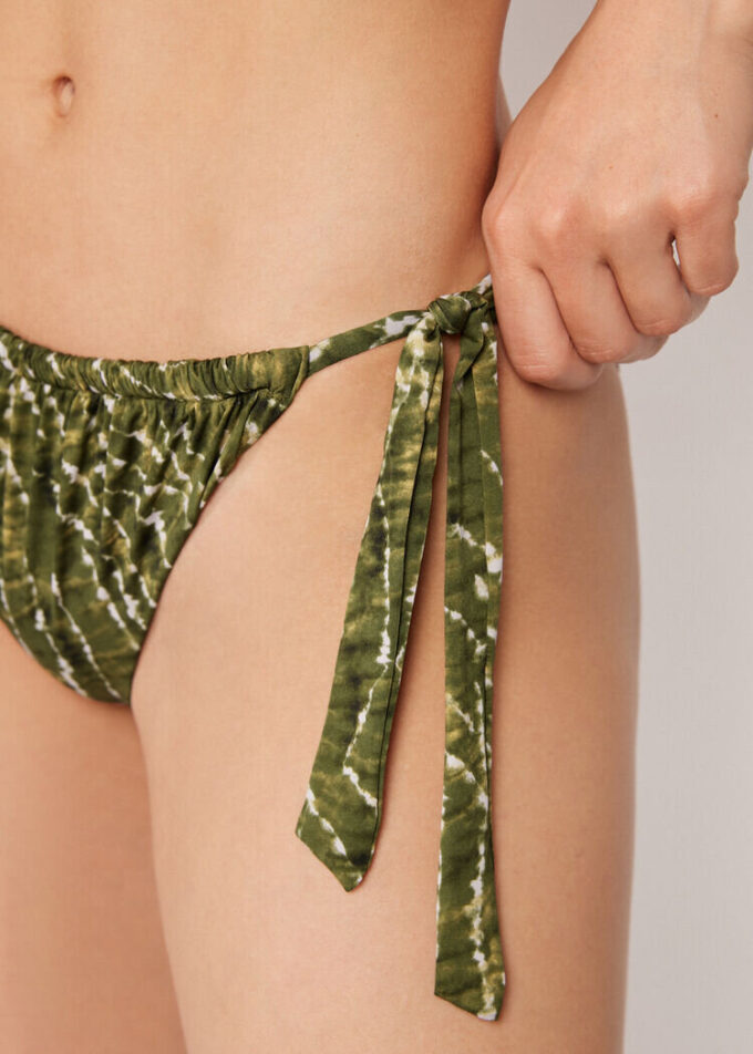 Bikinibotten med knytband i naturlig tie-dye
