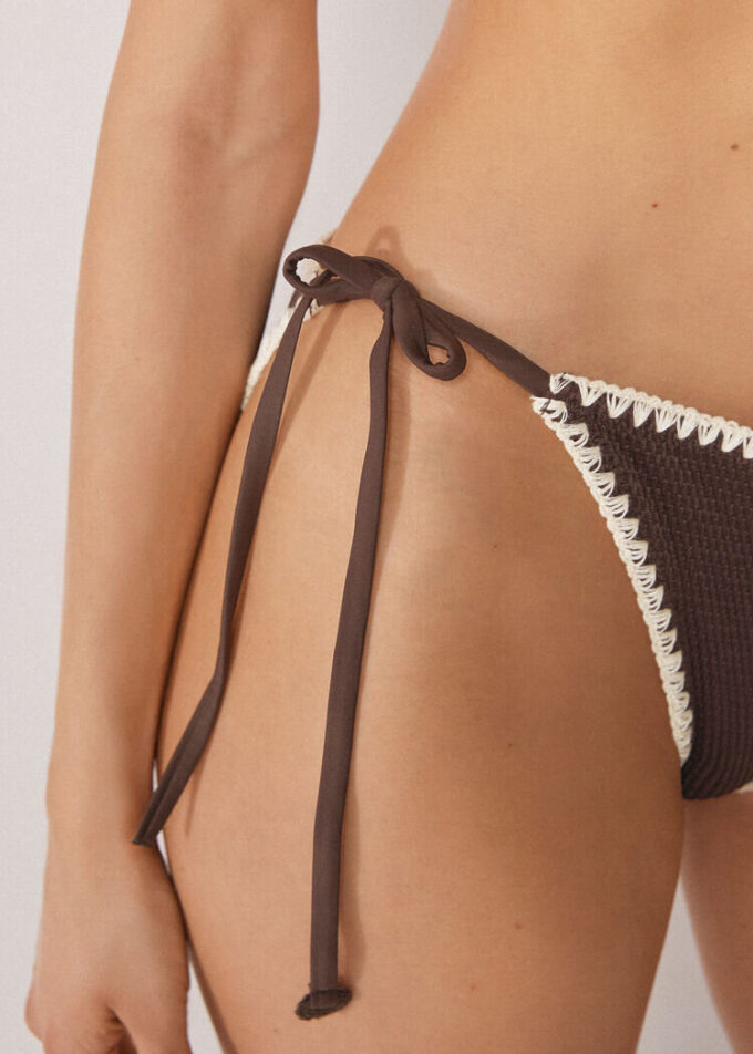 Bikinibotten med snörning och tvåfärgat broderi
