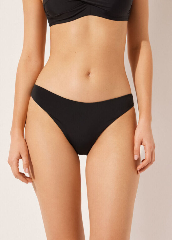 Bikinitrosor med hög benöppning Bikinitrosor med hög benöppning