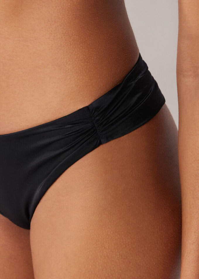 Brasilianska bikinitrosor i glansig satin Brasilianska bikinitrosor i glansig satin