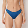 Brasilianska bikinitrosor i glansigt satin
