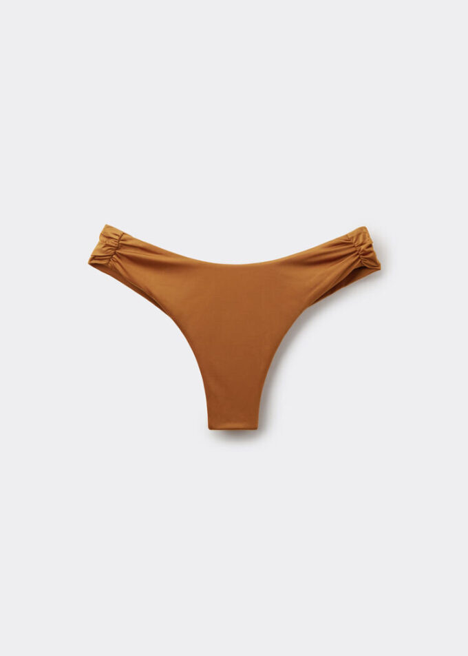 Brasilianska bikinitrosor i glansigt satin