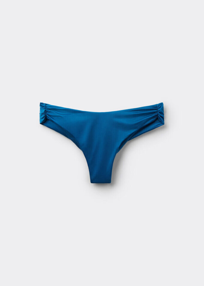 Brasilianska bikinitrosor i glansigt satin