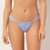 Brasilianska bikinitrosor i glänsande satin