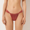 Brasilianska bikinitrosor i glänsande satin