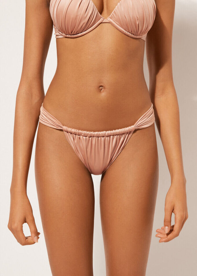 Brasilianska bikinitrosor i glänsande satin