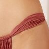 Brasilianska bikinitrosor i glänsande satin