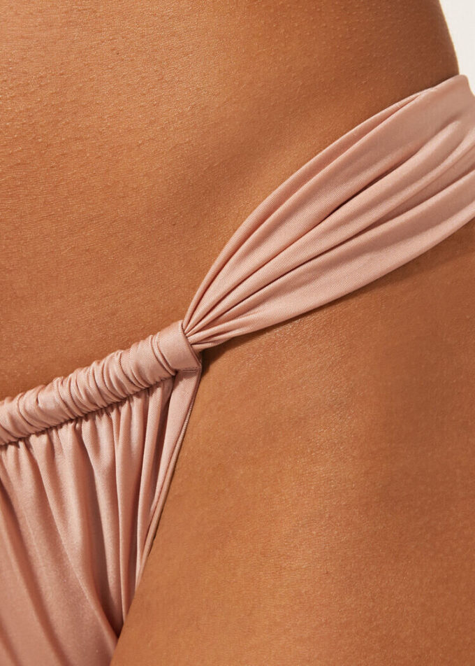 Brasilianska bikinitrosor i glänsande satin