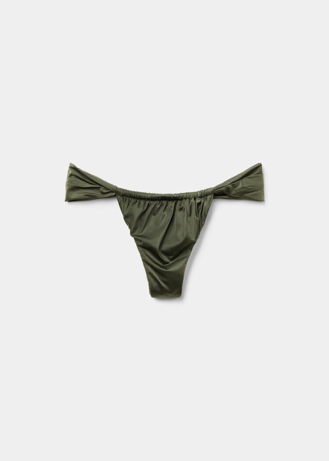 Brasilianska bikinitrosor i glänsande satin