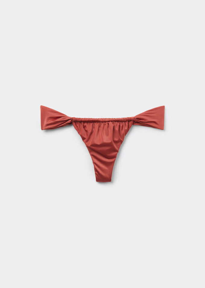 Brasilianska bikinitrosor i glänsande satin