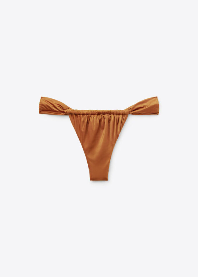 Brasilianska bikinitrosor i glänsande satin