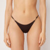 Brasilianska bikinitrosor i minimalistisk passform Brasilianska bikinitrosor i minimalistisk passform