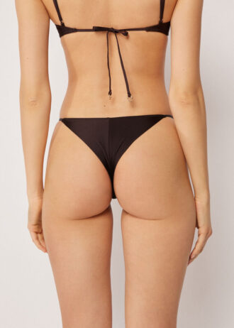 Brasilianska bikinitrosor i minimalistisk passform