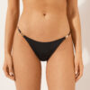 Brasilianska bikinitrosor i minimalistisk passform Brasilianska bikinitrosor i minimalistisk passform