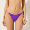 Brasilianska bikinitrosor i minimalistisk passform Brasilianska bikinitrosor i minimalistisk passform