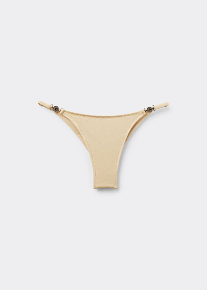 Brasilianska bikinitrosor i minimalistisk passform Brasilianska bikinitrosor i minimalistisk passform