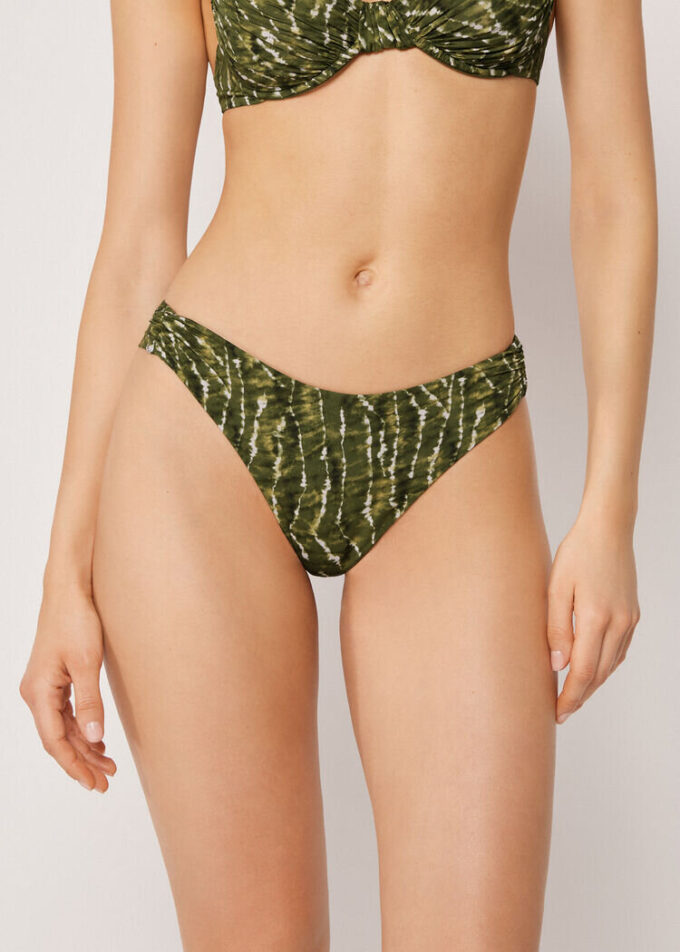 Brasilianska bikinitrosor i naturlig tie-dye