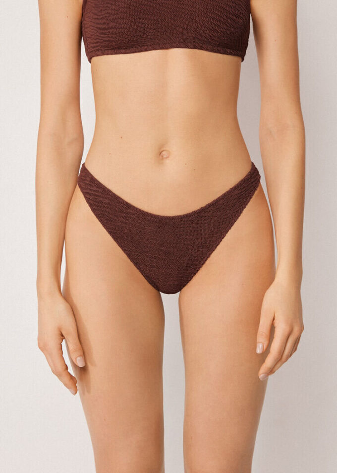 Brasilianska bikinitrosor med krusade vågor Brasilianska bikinitrosor med krusade vågor