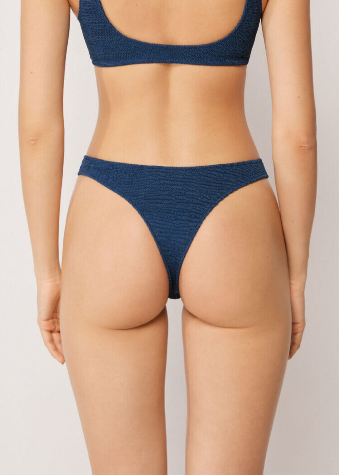 Brasilianska bikinitrosor med krusade vågor Brasilianska bikinitrosor med krusade vågor