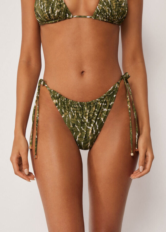 Brasilianska bikinitrosor med naturlig tie-dye