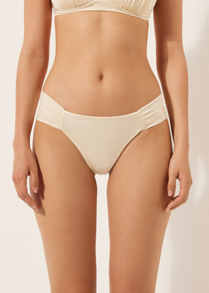 Draperad Brasilia-bikinitrosor i glänsande satin Draperad Brasilia-bikinitrosor i glänsande satin