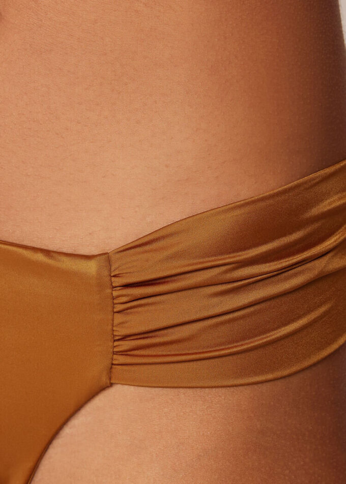 Draperad Brasilia-bikinitrosor i glänsande satin Draperad Brasilia-bikinitrosor i glänsande satin