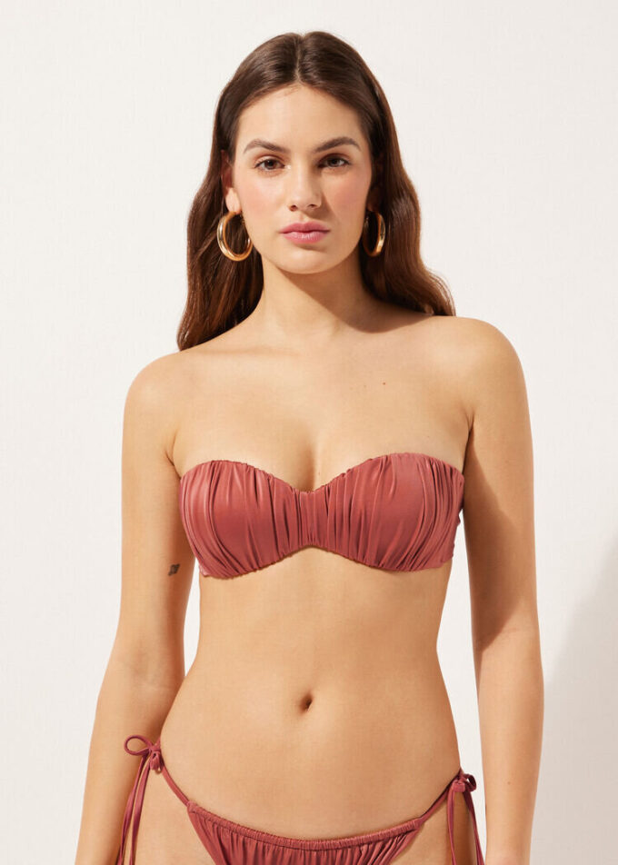 Graderad vadderad bandeau-bikinitopp i glänsande satin