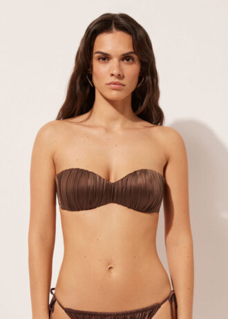 Graderad vadderad bandeau-bikinitopp i glänsande satin