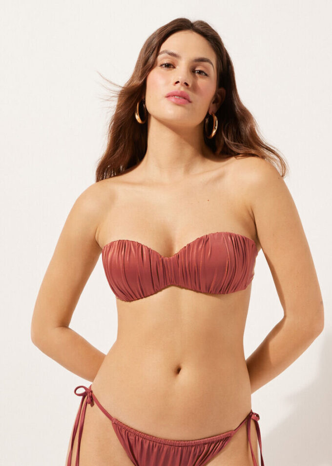 Graderad vadderad bandeau-bikinitopp i glänsande satin