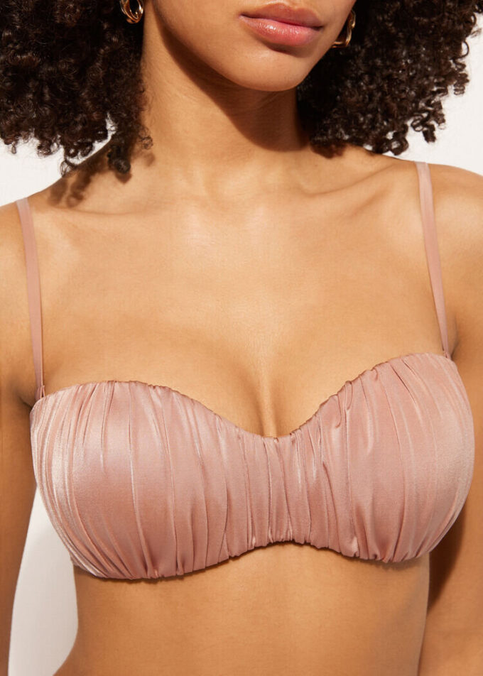 Graderad vadderad bandeau-bikinitopp i glänsande satin