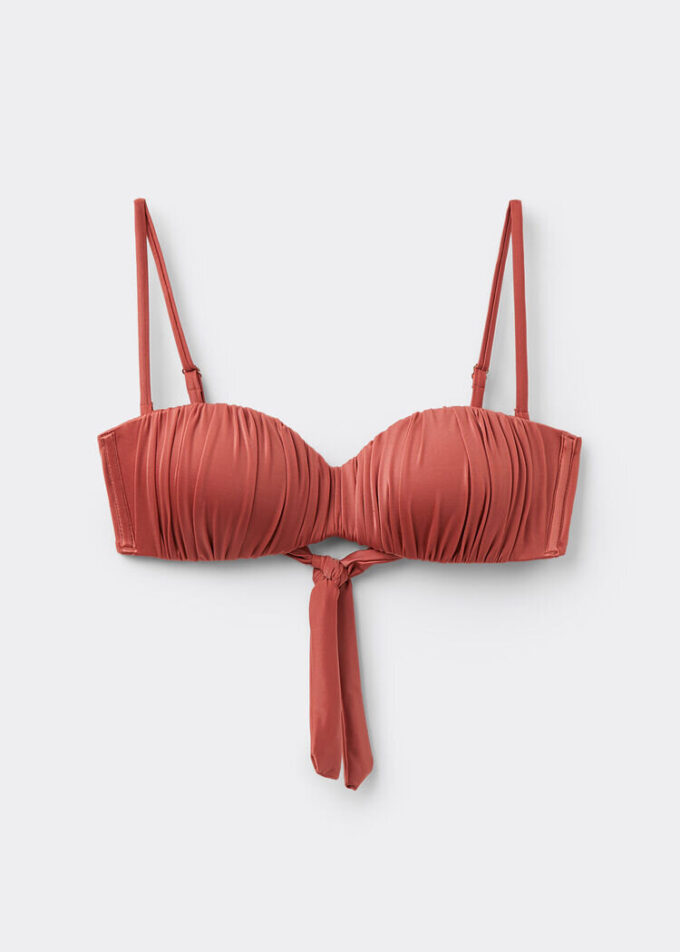 Graderad vadderad bandeau-bikinitopp i glänsande satin