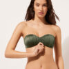 Graderad vadderad bandeau-bikinitopp i glänsande satin