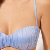 Graderad vadderad bandeau-bikinitopp i glänsande satin