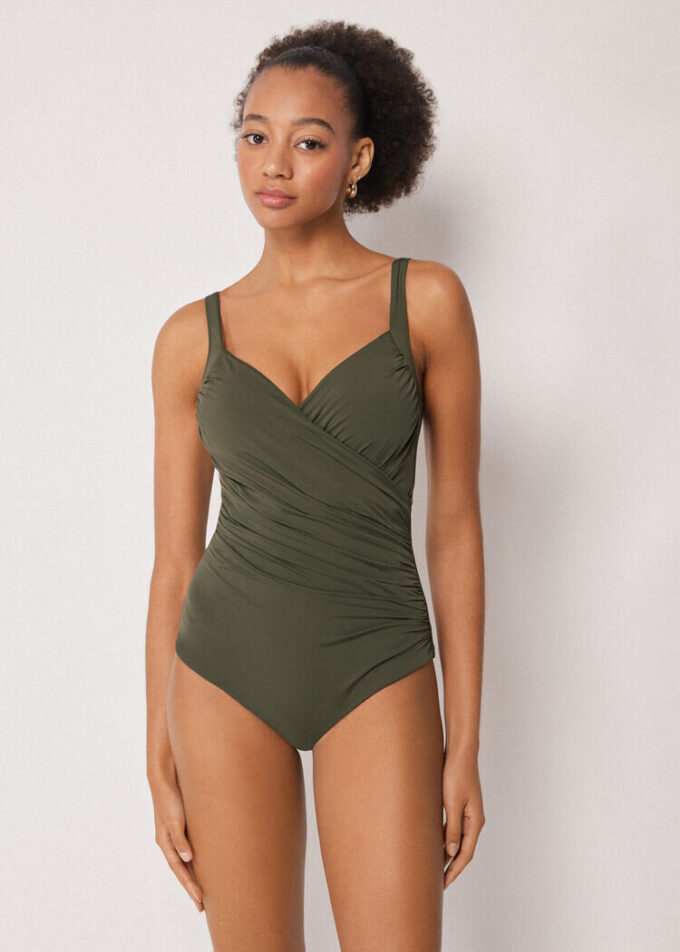 Slimmande helbaddräkt med elegant drapering Slimmande helbaddräkt med elegant drapering