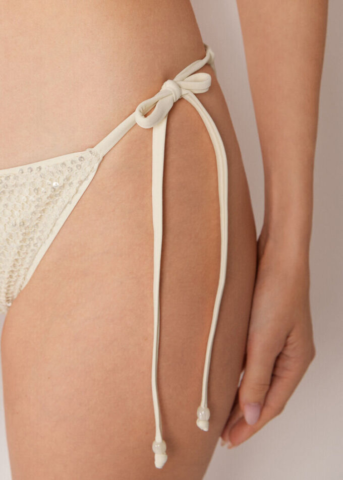 Stringbikinibotten i nät med paljetter Stringbikinibotten i nät med paljetter